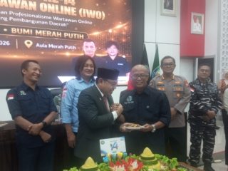 PERWAKILAN IWO ACEH MENERIMA TUMPENG DAN MEMBERIKAN CINDERA MATA RENCONG KE GUBERNUR BENGKULU DALAM ACARA HUT IWO KE 14 TAHUN