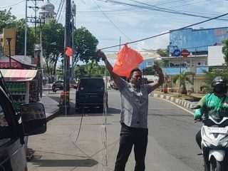 Anggota Polresta Banda Aceh dengan sigap Amankan Kabel Listrik yang Membentang di Jalan Raya