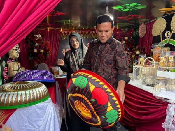 WAGUB ACEH KUNJUNGI HAMPIR SEMUA STAND EXPO UMKM PIDIE, BELANJA PRODUK LOKAL