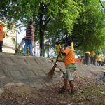 Polisi dan Pasukan Oranye Bersihkan Pinggiran Krueng Aceh dari Sampah